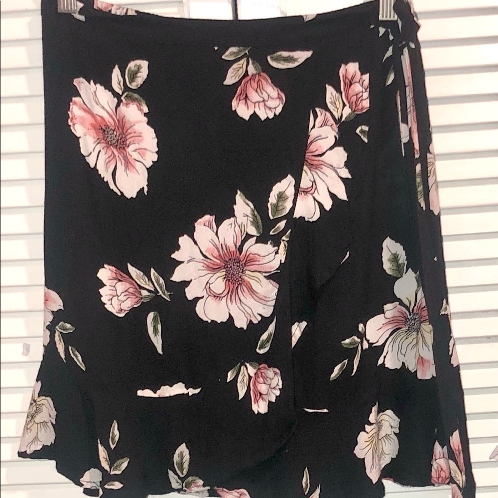 Band of gypsies Ruffle Mini Skirt Floral Black Small - Picture 3 of 7
